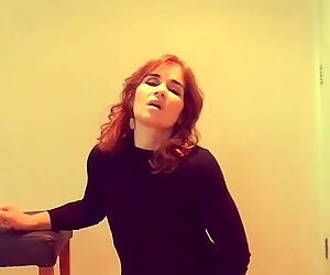 Lilithalgol se masturba mientras se prepara para el trabajo con tacones altos y loción botella: solicitado por un fan