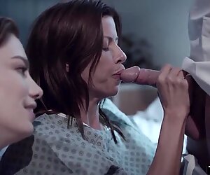 MILF conviene la experiencia sexual pasada con el personal del hospital.