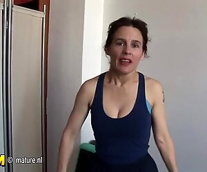 Mama lui Păroza se întinde înainte de mastubare