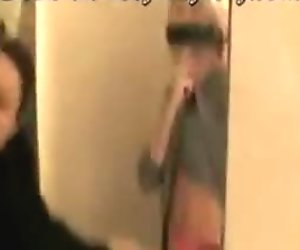 Hete blondine en brunette neuken met een strapon in een paskamer