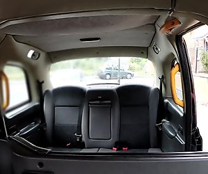 Mince forte poitrine amateur baise chauffeur de taxi