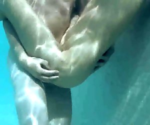 Aziatische milf rijdt op witte lul