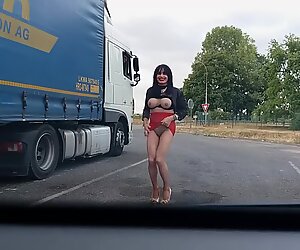 pute arabe danse devant un routier