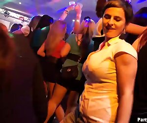 Fiestas faapy con aficionados nunca se detiene