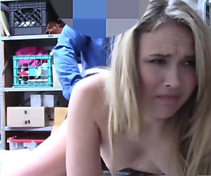 Blonde alyssa cole baisée et prie pour la liberté