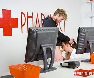 Chanel Prestons briller dækket af sæd af en liderlig elsker