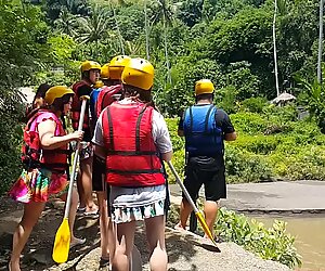 Pussy Flashing at RAFTING Spot among Chinese Tourists # Public NO PANTIES