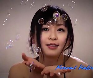 Nozomi Hatsuki se ve frontando al sentarse en una mesa con Piernas Spread y Peludas Coño para mostrar.