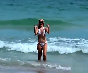 Milf viene sedotta e scopata