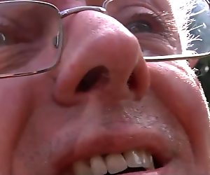 Nettoyage papy jeune chatte rasée