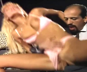 Anita Blond are nevoie de un erou!