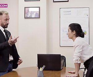 Lesbo Sihteeri haluaa edistää ja menee vittuaan KYPSÄ POMO 4K