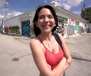 Yngr - Cutie Riley Jean clignote et suce morsure en public