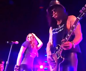 Fergie - Performing Sweet   Mine in sexy Spandex