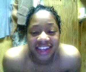 Jeune femme noire jeune strip excite sur cam