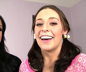 MILF mengajarkan imut abg bagaimana bercinta