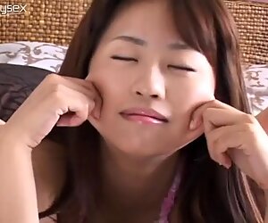 Full Figured Jepang Girlie Hitomi Kitamura berlari ke sisi Pantai