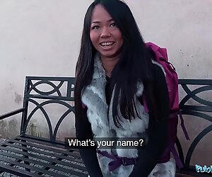 Agen publik terdampar thai facialized oleh orang asing