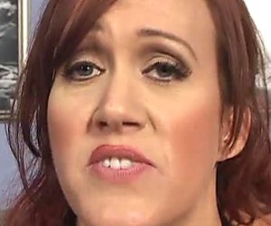 En chaleur cougar mère Bailey o oser strip excite jeune etalon