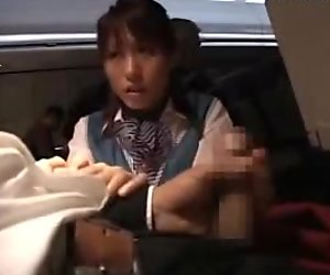 Azafatas mirando cómo el pasajero sacudiéndolo dando pajeada mamadas en el avión