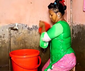 Tía hindú toma un baño