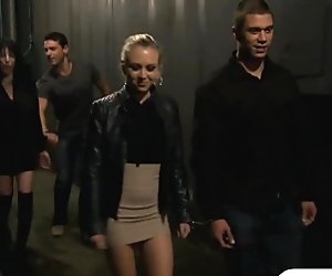 Due formose troie quartetto nel carcere con uomini arrapati