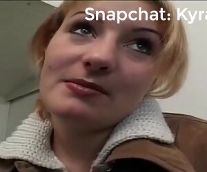 Ronde femme mûre femme blonde donne une interview et se déshabille