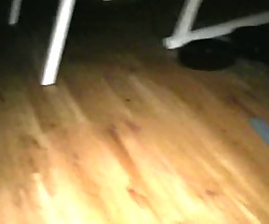 Publicagent ginnasta scopa in palestra spogliatoi