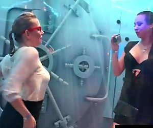 Cucciolo di bisex club che ha sesso sessuale orgia