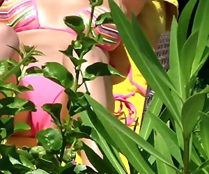 Memata-matai imut dan ibu youmg di pantai 1