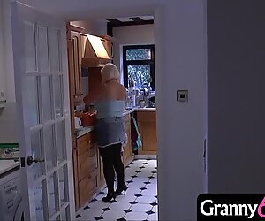 Besta kommer hjemme fra en dag med shopping og finner en ung maskert inntrenger i huset!