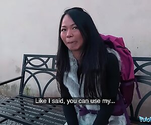 Agen publik terdampar yang dihadapkan pada orang asing