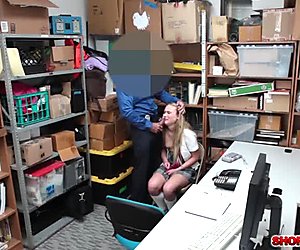 Voleur amateur Alyssa Cole sur-le-fait par un flic en chaleur