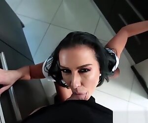 Mio passo mamma è sempre desideroso di succhiare Mio cazzo