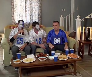 Wifey gobba uno dei suoi migliori amici durante un gioco di calcio