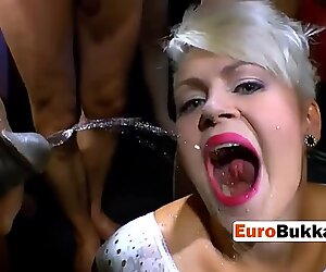 Tatoveret hottie sutteende tyk boners