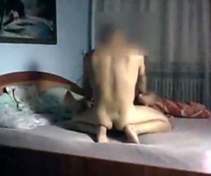 Ma cougar mère sauvage sur caméra espion