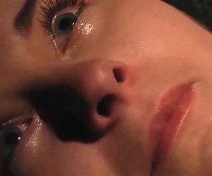 Orgasme et pleurer en souffrance à l'esclavage & sadomasochisme esclavage