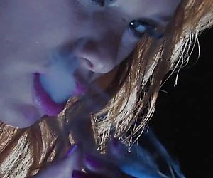 Montok pirang shyla's merokok panas menggoda