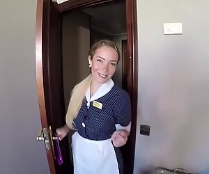 Pantat gemuk cewek menyajikan kontol kaku