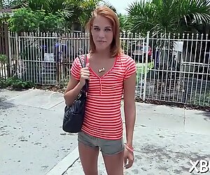 Hottie riempie la bocca con un enorme wang in un autobus di squadra