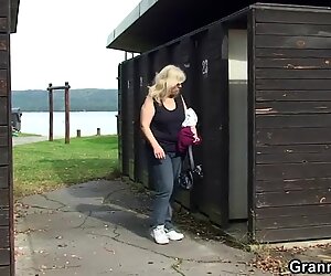 Vieux Grand-Mère se fait clouer dans le vestiaire