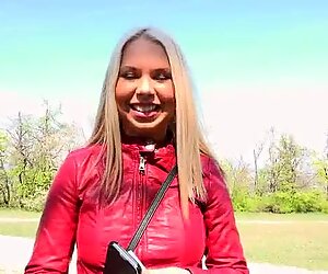 Amatoriale eurobabe mostra le sue tette e chiavata