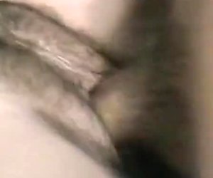 Tyylikäs kevyt tukkainen nymfo Christy Canyon antaa mukavaa napintaa sohvalla